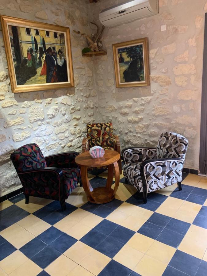 Logis Hotel Restaurant Hostellerie De La Tour Fontvieille Bagian luar foto