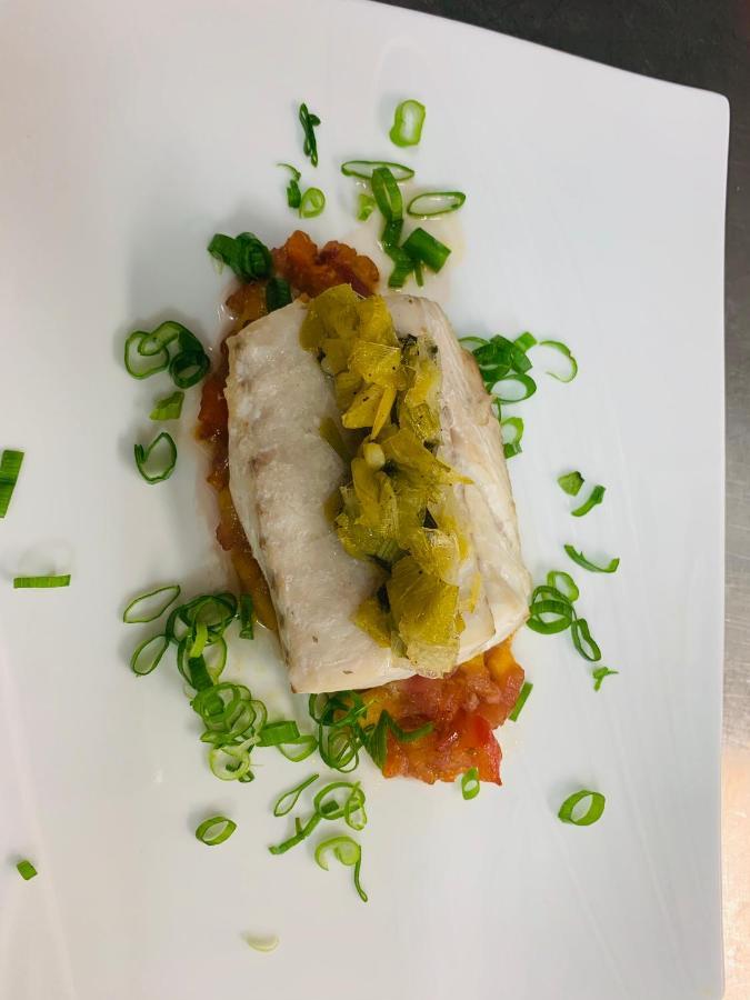Logis Hotel Restaurant Hostellerie De La Tour Fontvieille Bagian luar foto