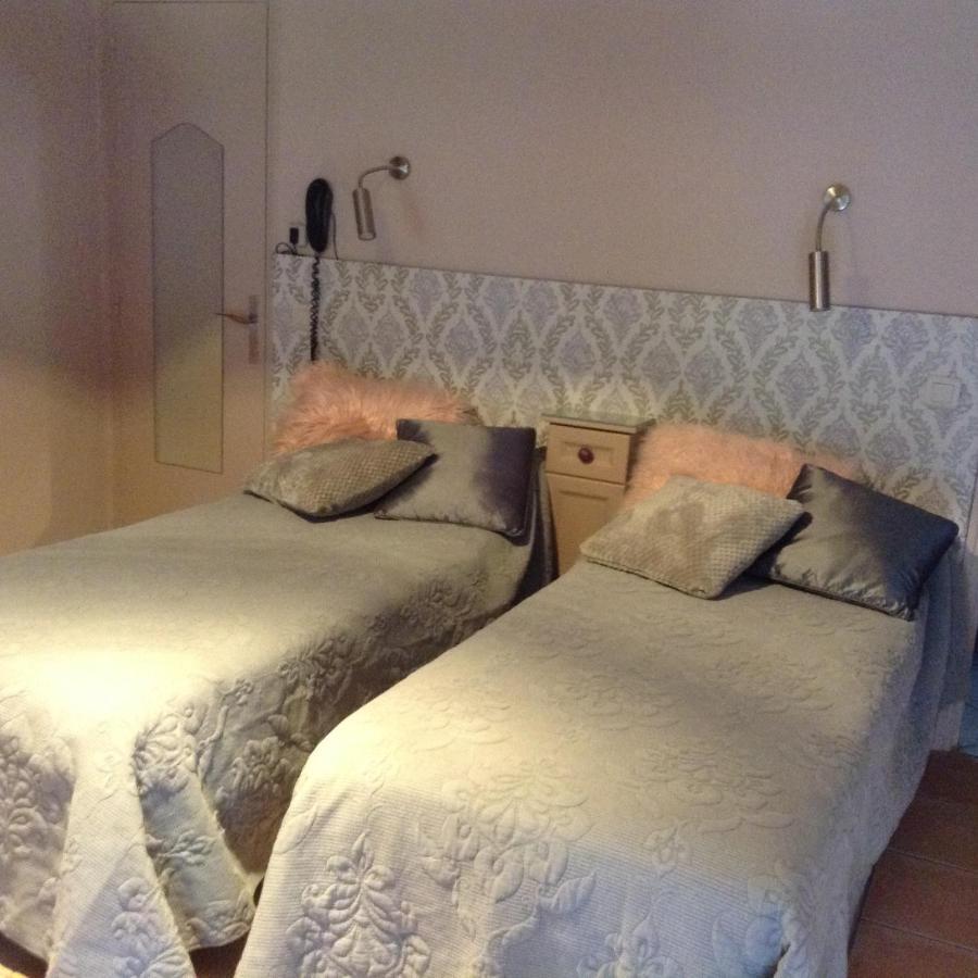 Logis Hotel Restaurant Hostellerie De La Tour Fontvieille Bagian luar foto