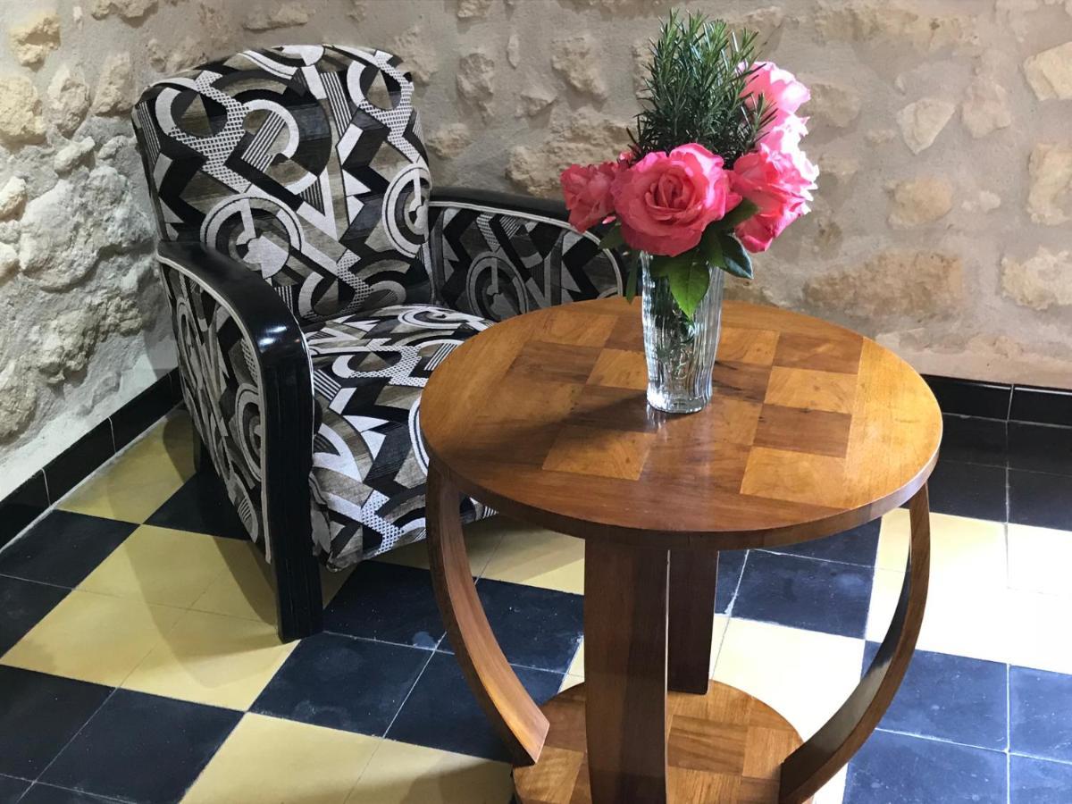 Logis Hotel Restaurant Hostellerie De La Tour Fontvieille Bagian luar foto