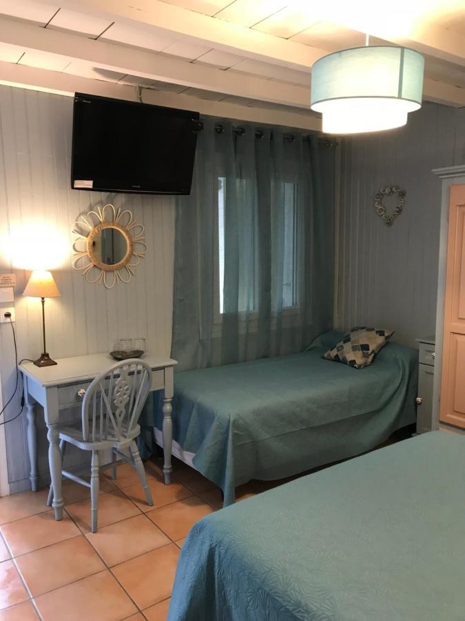 Logis Hotel Restaurant Hostellerie De La Tour Fontvieille Bagian luar foto