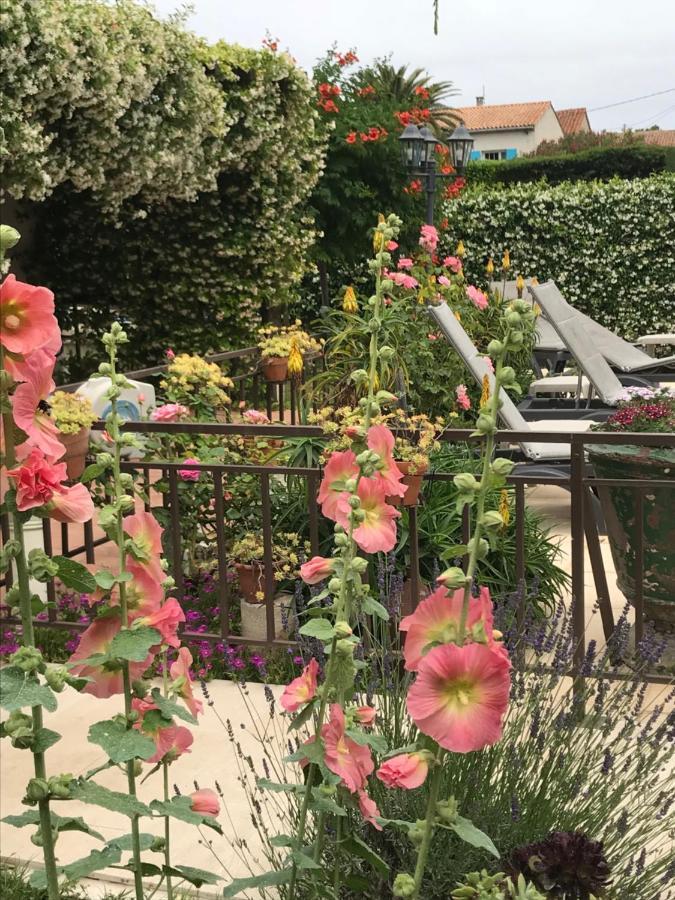 Logis Hotel Restaurant Hostellerie De La Tour Fontvieille Bagian luar foto