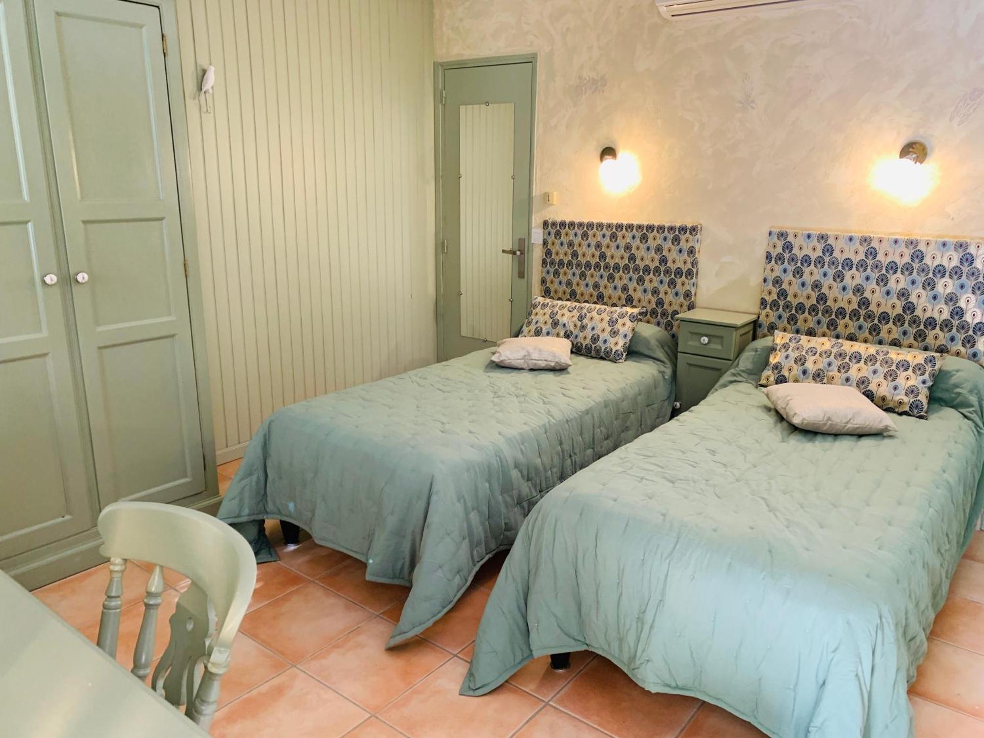 Logis Hotel Restaurant Hostellerie De La Tour Fontvieille Bagian luar foto
