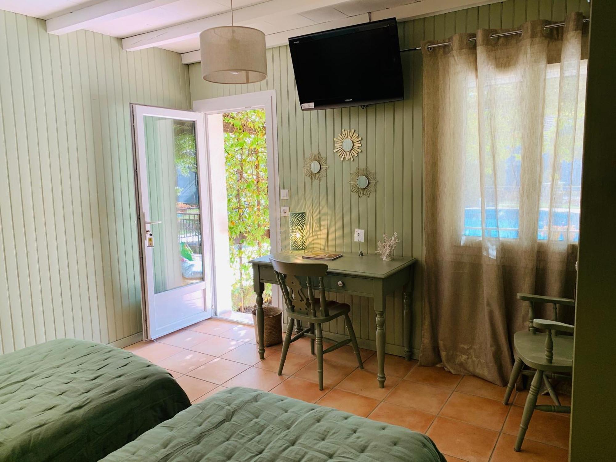 Logis Hotel Restaurant Hostellerie De La Tour Fontvieille Bagian luar foto